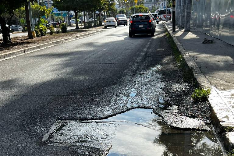 Denuncian fuga de agua potable en la Avenida Insurgentes, en Mazatlán; piden atención de Jumapam