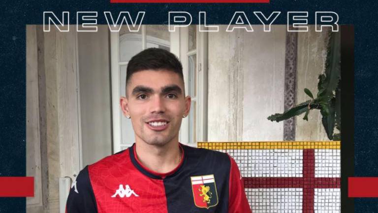 Johan Vásquez ya se puso la camiseta del club Genoa.
