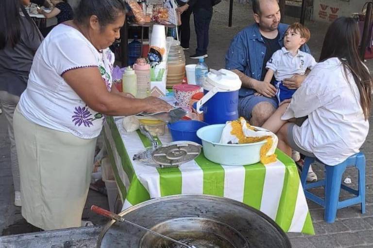 Disfrutan de la gastronomía en el Paseo de las Artes