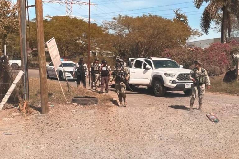 Detienen a un hombre y aseguran una camioneta baleada en Culiacán