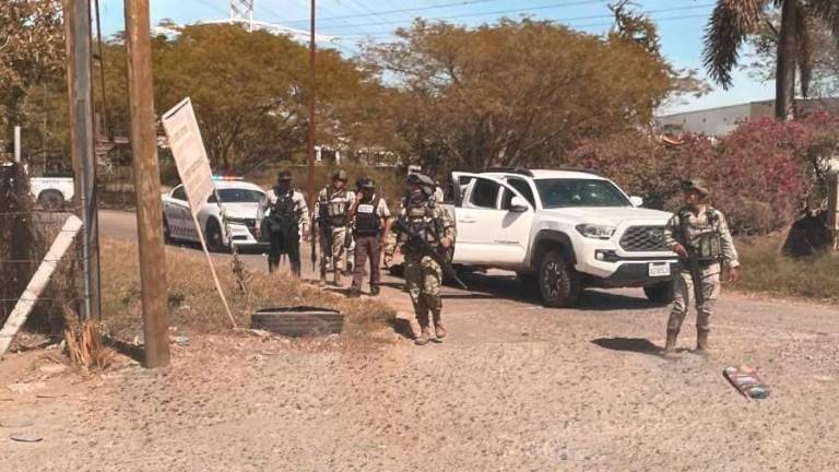 Sobre La Costerita, al sur de Culiacán, un hombre fue detenido y aseguraron una camioneta con impactos de bala.