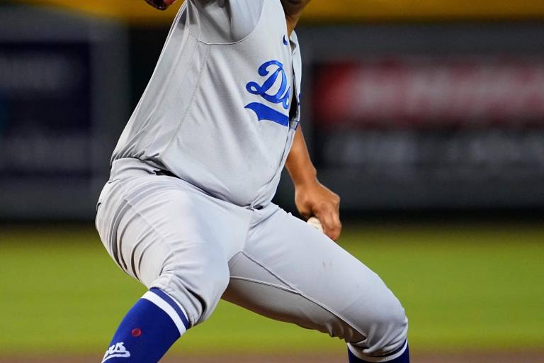 Julio Urías luce dominante ante los Diamondbacks