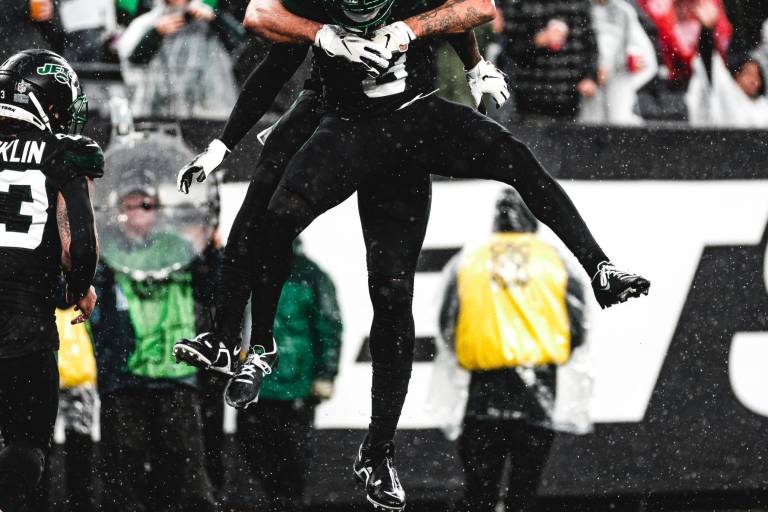 Mike White lanza para 3 touchdowns; Jets arrollan a Bears