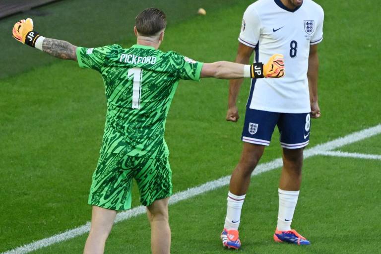 Inglaterra sobrevive otra vez para meterse a las semifinales
