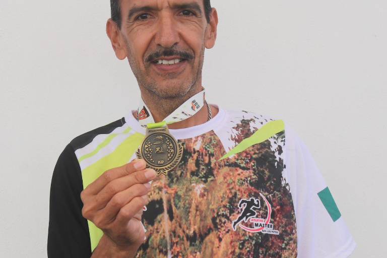 Cambia mazatleco bastón por medallas en atletismo