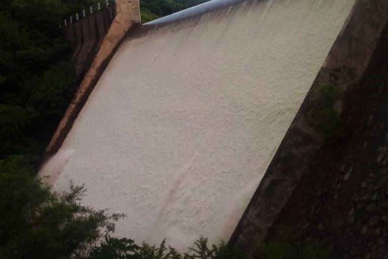 En Escuinapa, desfogan Presa El Peñón