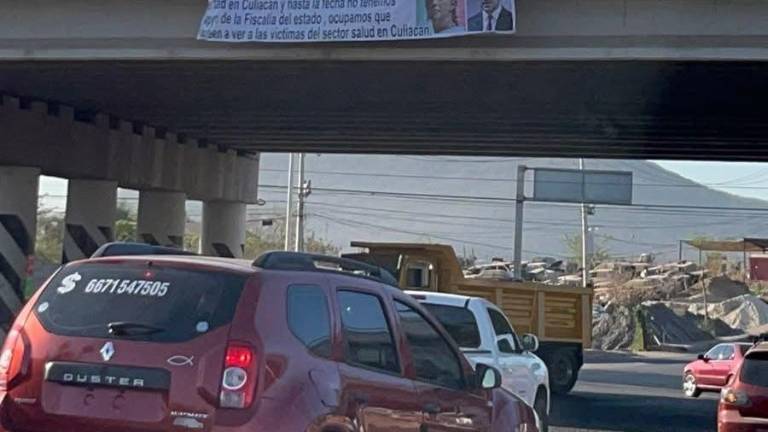 Una manta fue colgada en el puente ubicado en el cruce de la avenida Álvaro Obregón y el libramiento “La Costerita”, al sur de Culiacán.
