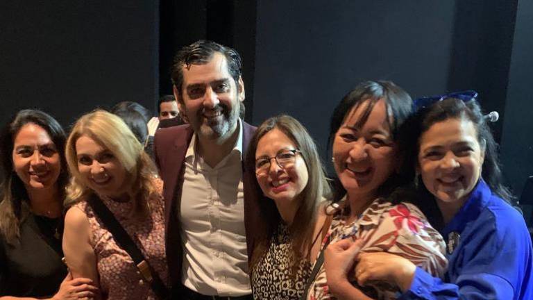 Dany Reyes, Charito Ruiz, Rubén Rubio, Angélica López, Irasema, Mónica Sandoval, Gipsy y Fátima se tomaron la foto del recuerdo.