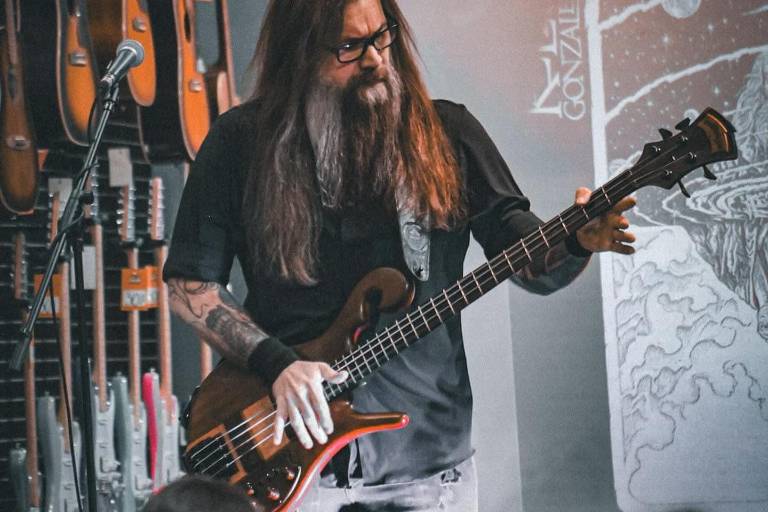 Presentará Kello González su primer álbum como solista