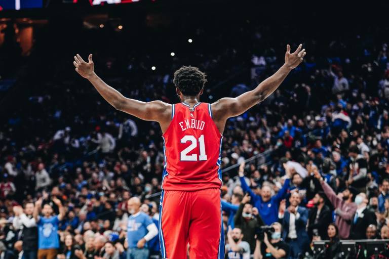 Sixers se apoya en férreo juego de Joel Embiid para vencer de nuevo a Raptors