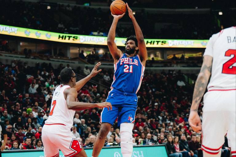 Joel Embiid brilla en su regreso y Maxey logra su primer triple-doble en triunfo sobre los Bulls