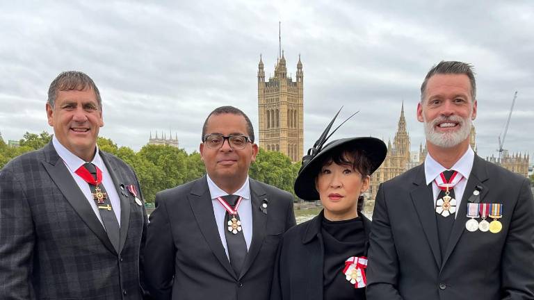 La actriz Sandra Oh acompañada de la delegación que representó a Canadá en los funerales de la Reina Isabel