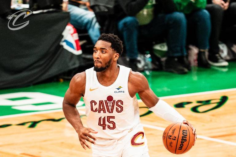 Cavs remontan 22 puntos y vencen a Celtics en Boston con exhibición de Mitchell