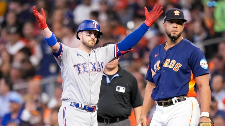 Los Rangers sacaron par de triunfos de Houston y se encuentran a medio camino de llegar a la Serie Mundial.