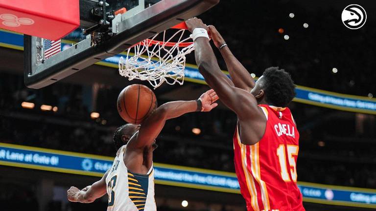 Clint Capela anotó 17 puntos para Atlanta.