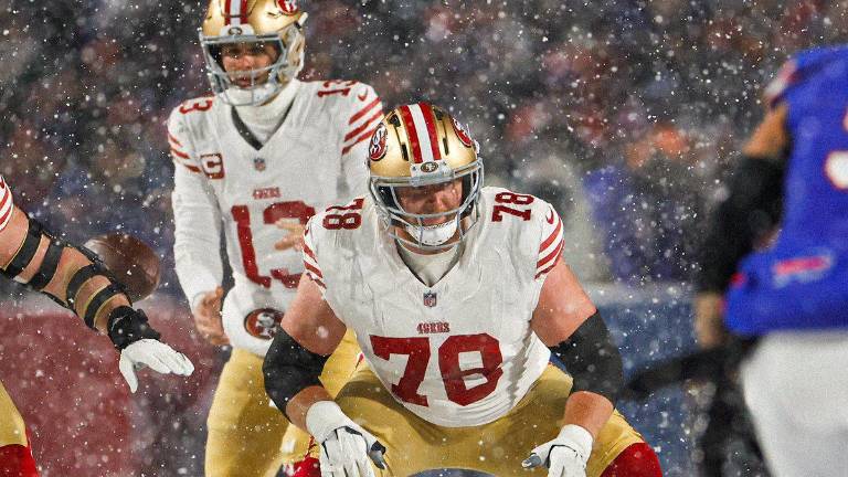 Ben Bartch permanecerá en la ofensiva de los 49ers de San Francisco.