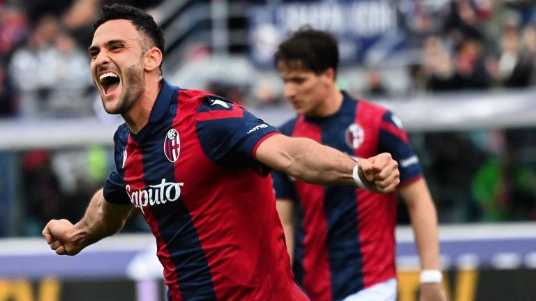 Alexis Saelemaekers celebra su gol para el Bologna.