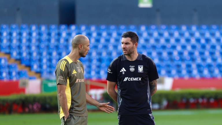 Guido Pizarro charla con el francés André-Pierre Gignac, durante una pausa del entrenamiento.