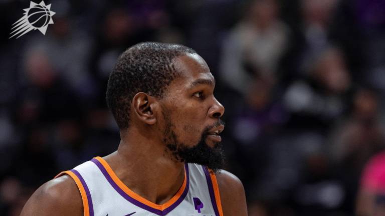 Kevin Durant encesta 41 puntos.