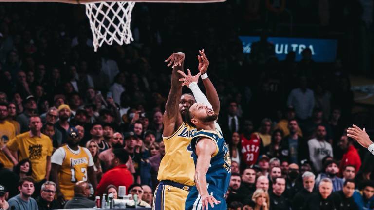 Stephen Curry y los Warriors quedaron al borde de la eliminación.