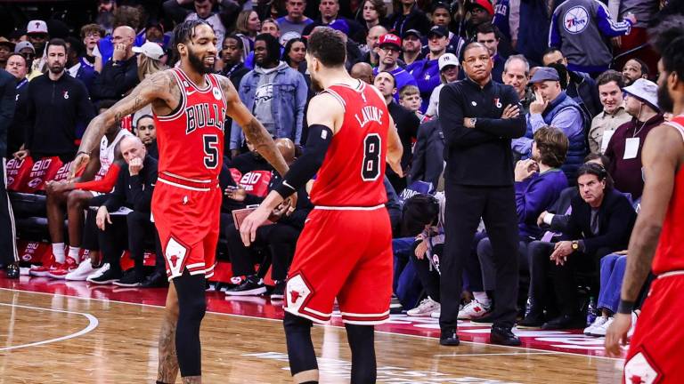 Derrick Jones Jr. y Zach LaVine celebran el triunfo de los Bulls.