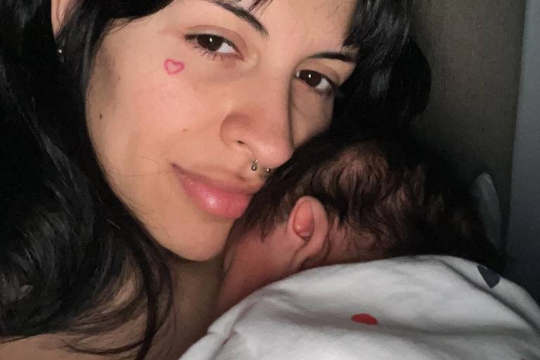 Cazzu celebra su primer Día de las Madres