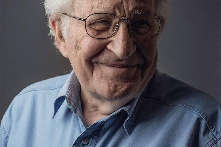 Esposa de Chomsky desmiente reportes de muerte del filósofo