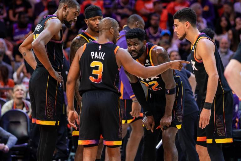 Devin Booker guió a los Suns a eliminar a los Clippers en cinco juegos
