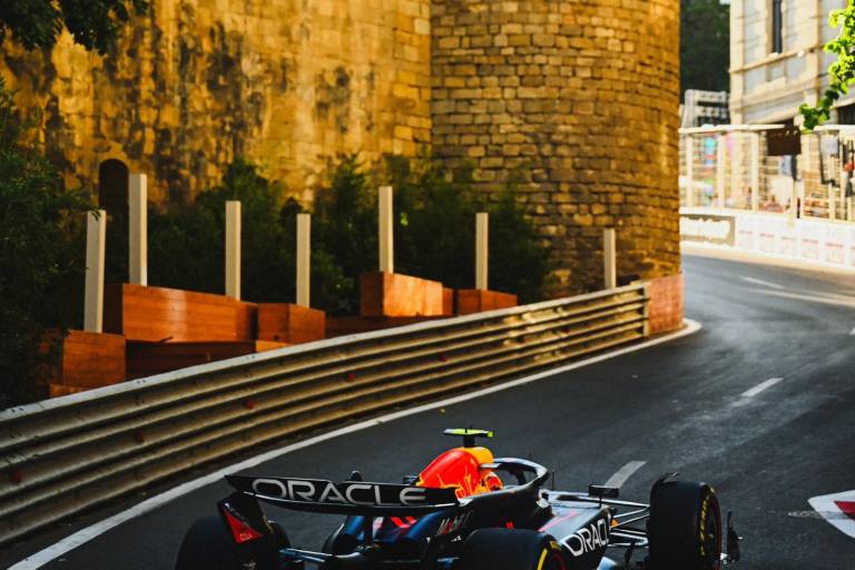 ‘Checo’ Pérez lanza ‘corte de manga’ a Calos Sainz por terrible cruce en Bakú
