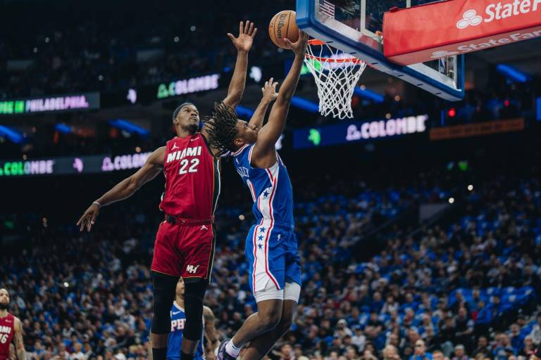 Los Sixer, guiados por Joel Embiid, derrotan al Heat y se mete a la postemporada