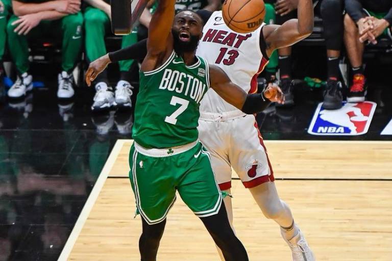 Los Celtics evitaron la barrida al doblegar al Heat en Miami
