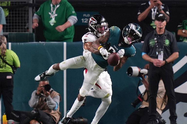 Los Falcons vuelan más alto que los Eagles en Filadelfia