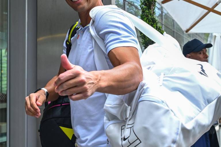 El público vuelve a aclamar a Rafael Nadal en su segundo entrenamiento en Roland Garros