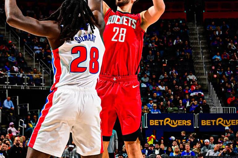 Rockets superan a Pistons en un final cerrado
