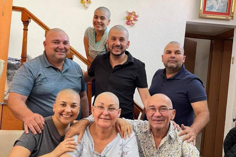 El Flaco se rapa en apoyo a su madre, quien fue diagnosticada con cáncer