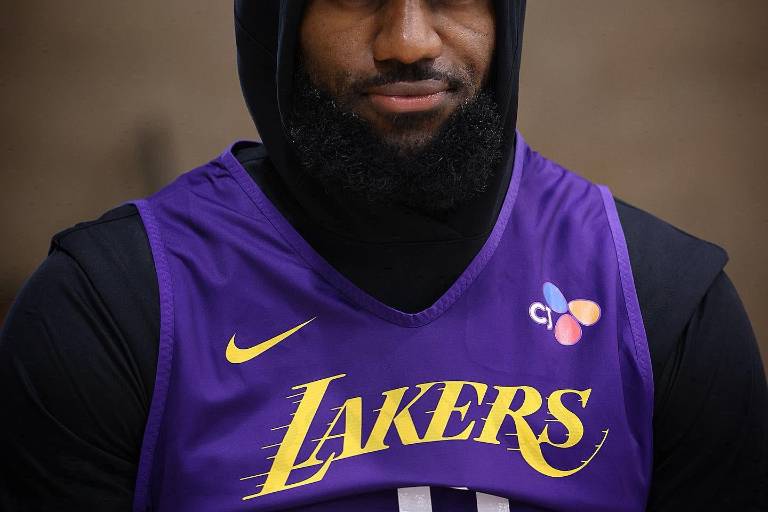 LeBron James no se retira, confirma que jugará la próxima temporada