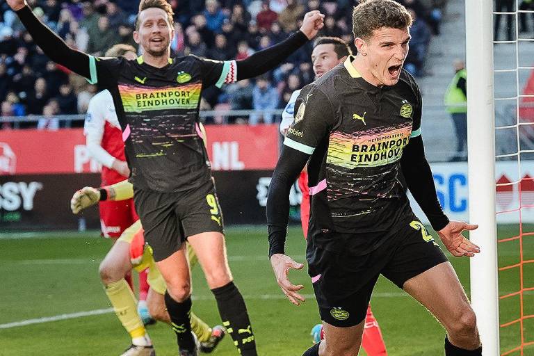 PSV Eindhoven golea al Utrecht con asistencia de Chucky Lozano