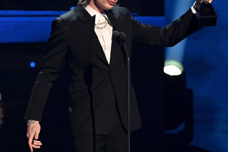Peso Pluma, Bad Bunny y Karol G arrasan en los Billboard Latin