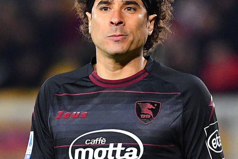 Guillermo Ochoa se queda de nuevo en la banca
