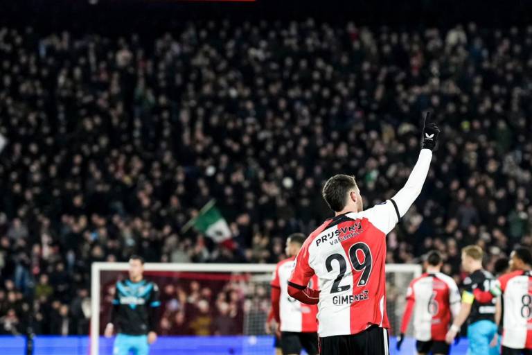 Santiago Giménez anota triplete en la victoria ante Heracles