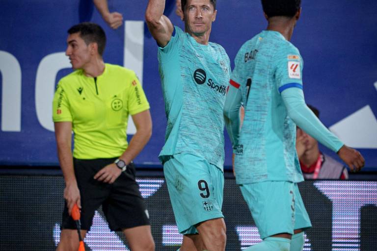 Lewandowski da los tres puntos al Barcelona en Pamplona