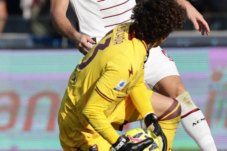 Memo Ochoa evita goleada de su equipo en la Serie A