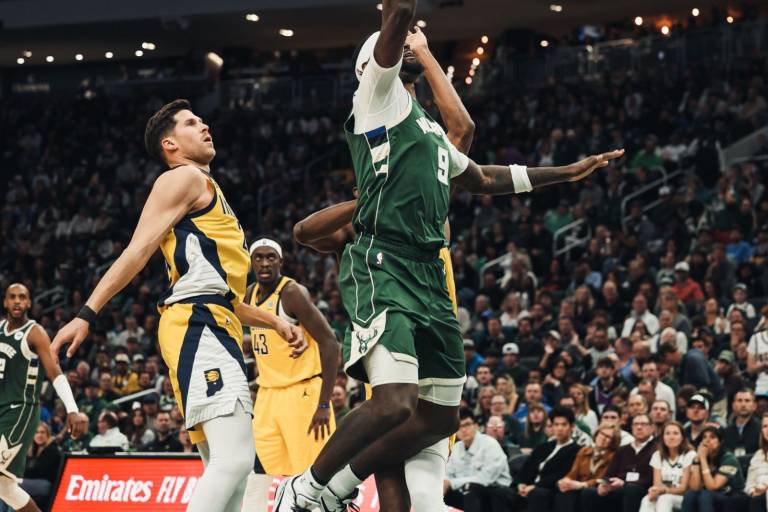 Los Bucks se llevan el primer juego contra los Pacers sin Giannis Antetokounmpo