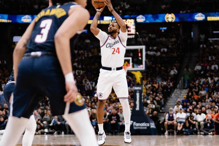 Clippers se imponen a domicilio a Nuggets pese a récord de triples de Nikola Jokic