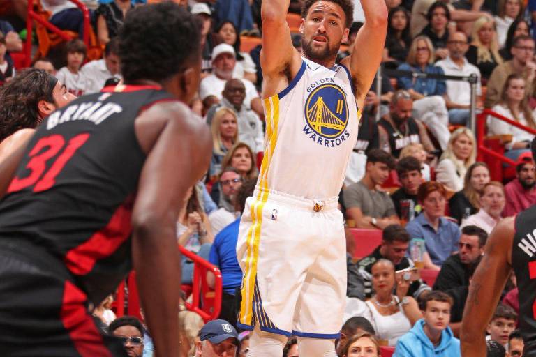 De la mano de un efectivo Klay Thompson, Warriors apalea al Heat