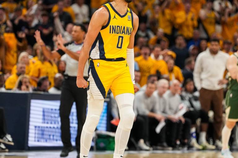 Haliburton le da la victoria a Pacers ante Bucks en tiempo extra