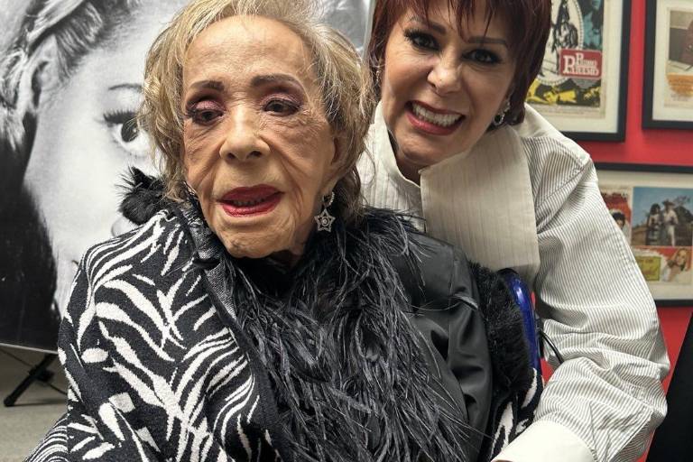 Pide Alejandra Guzmán orar por su madre, Silvia Pinal
