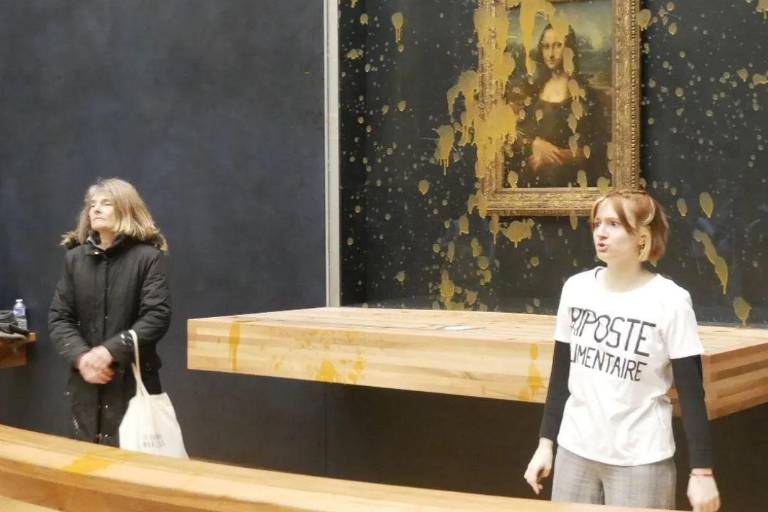 Activistas arrojan comida a ‘La Gioconda’ en el museo Louvre de París