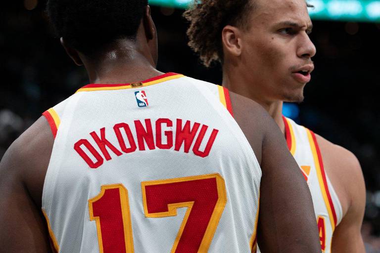 Hawks sorprende a Celtics con canasta de último minuto