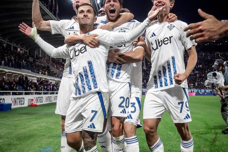 El Como 1907 de Fábregas sella su primera victoria con Sergi Roberto y Nico Paz estelares